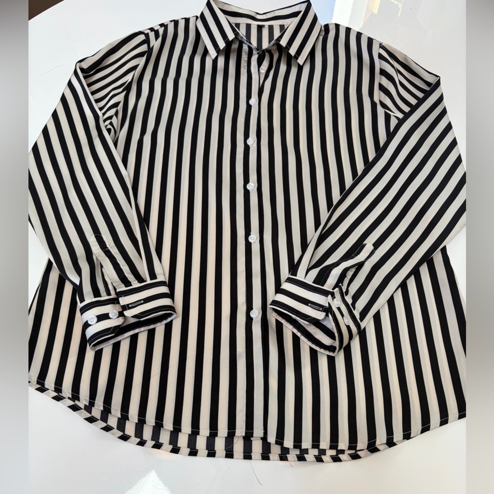 #458 Women's Black & White Vertical Stripe Button-Down Shirt. Size L - Picture 7 of 8